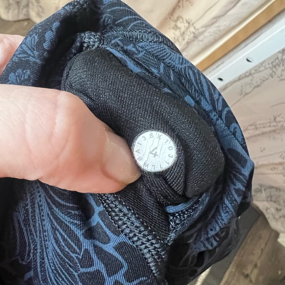 Lululemon Wunder Under Crop (Hi-Rise) (Full-On Luxtreme 21")
Blue Black (4) - Picture 10 of 10